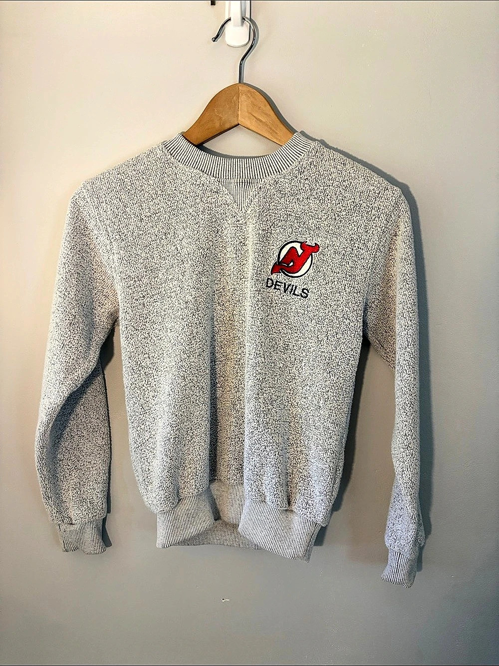 NJ devils True Fan Boy’s Crewneck Sweater Gray & White Medium